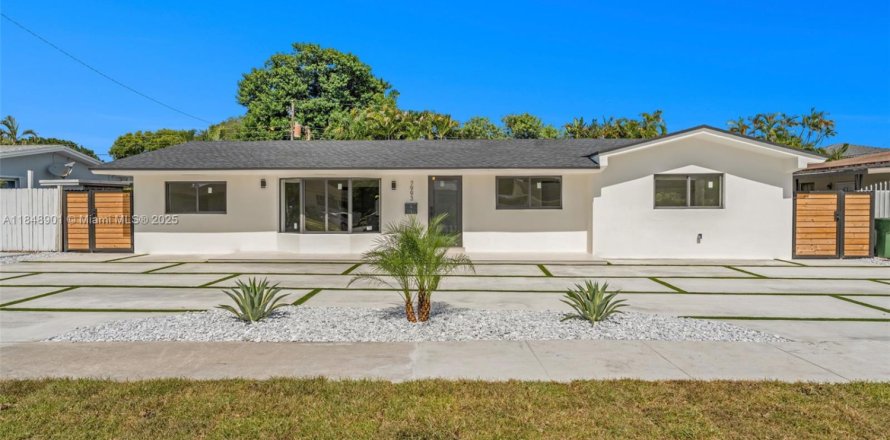 House in Hialeah, Florida 4 bedrooms, 275.55 sq.m. № 1852212