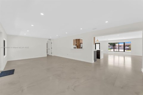 House in Hialeah, Florida 4 bedrooms, 275.55 sq.m. № 1852212 - photo 13