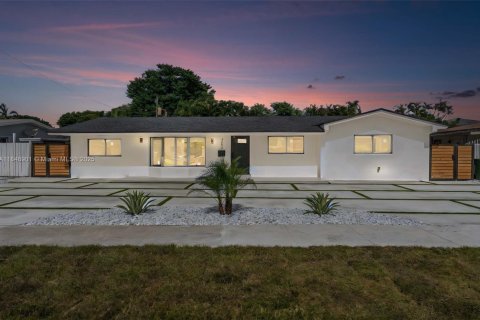 House in Hialeah, Florida 4 bedrooms, 275.55 sq.m. № 1852212 - photo 2