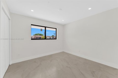 House in Hialeah, Florida 4 bedrooms, 275.55 sq.m. № 1852212 - photo 26