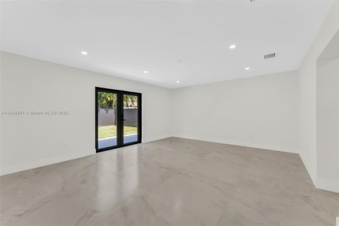 House in Hialeah, Florida 4 bedrooms, 275.55 sq.m. № 1852212 - photo 14