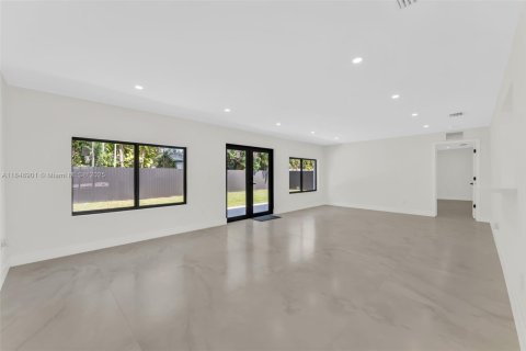 House in Hialeah, Florida 4 bedrooms, 275.55 sq.m. № 1852212 - photo 10