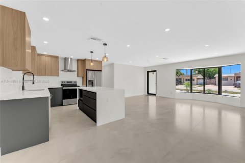 House in Hialeah, Florida 4 bedrooms, 275.55 sq.m. № 1852212 - photo 9