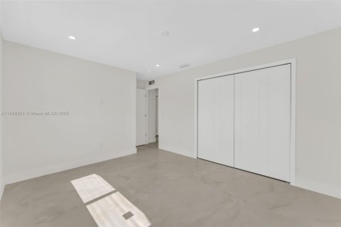 House in Hialeah, Florida 4 bedrooms, 275.55 sq.m. № 1852212 - photo 28
