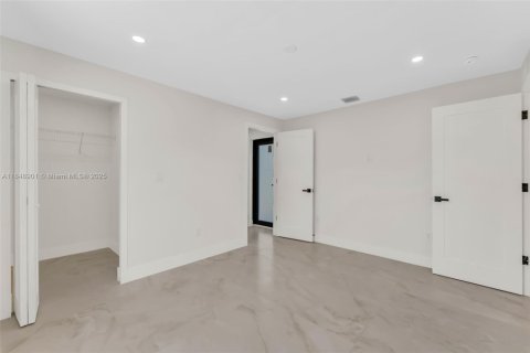 House in Hialeah, Florida 4 bedrooms, 275.55 sq.m. № 1852212 - photo 24