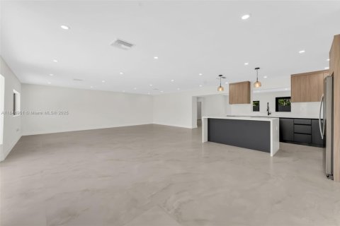 House in Hialeah, Florida 4 bedrooms, 275.55 sq.m. № 1852212 - photo 5