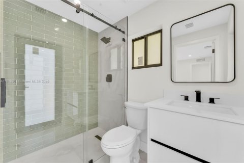 House in Hialeah, Florida 4 bedrooms, 275.55 sq.m. № 1852212 - photo 25