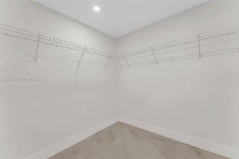 House in Hialeah, Florida 4 bedrooms, 275.55 sq.m. № 1852212 - photo 21