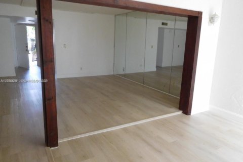 Touwnhouse à vendre à Miami, Floride: 3 chambres, 144 m2 № 2066768 - photo 9