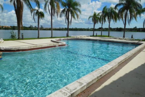 Touwnhouse à vendre à Miami, Floride: 3 chambres, 144 m2 № 2066768 - photo 24