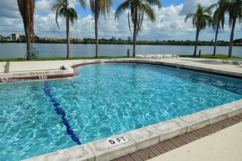 Touwnhouse à vendre à Miami, Floride: 3 chambres, 144 m2 № 2066768 - photo 3