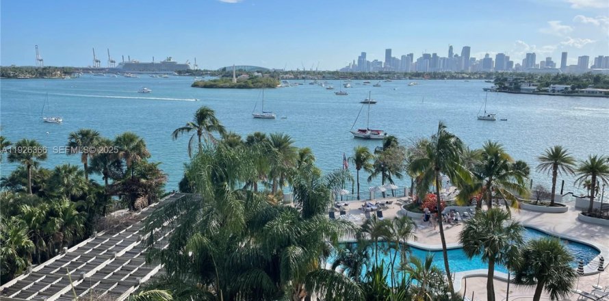 House in Miami, Florida 1 bedroom, 72.46 sq.m. № 1986406