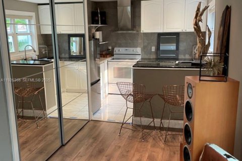 House in Miami, Florida 1 bedroom, 72.46 sq.m. № 1986406 - photo 12