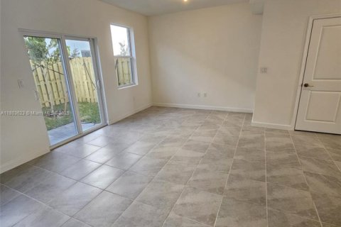 Townhouse in Florida City, Florida 3 bedrooms № 1937355 - photo 8
