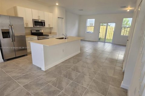 Townhouse in Florida City, Florida 3 bedrooms № 1937355 - photo 1