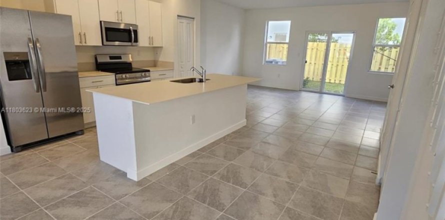 Townhouse in Florida City, Florida 3 bedrooms № 1937355