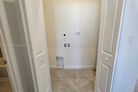 Townhouse in Florida City, Florida 3 bedrooms № 1937355 - photo 15