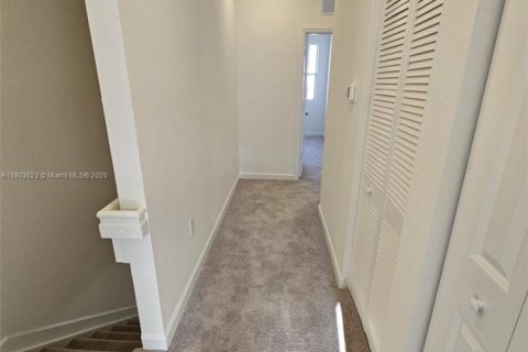 Townhouse in Florida City, Florida 3 bedrooms № 1937355 - photo 11