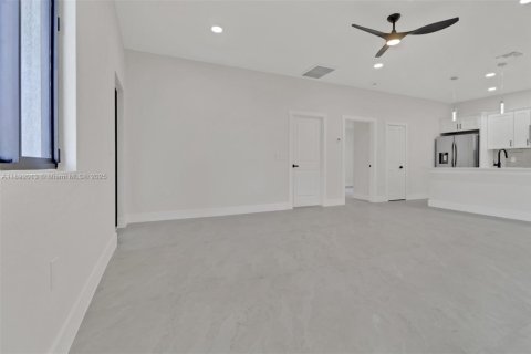 Propiedad comercial en venta en Lehigh Acres, Florida, 221.39 m2 № 1947061 - foto 5