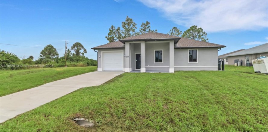Propiedad comercial en Lehigh Acres, Florida 221.39 m2 № 1947061