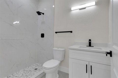 Propiedad comercial en venta en Lehigh Acres, Florida, 221.39 m2 № 1947061 - foto 22