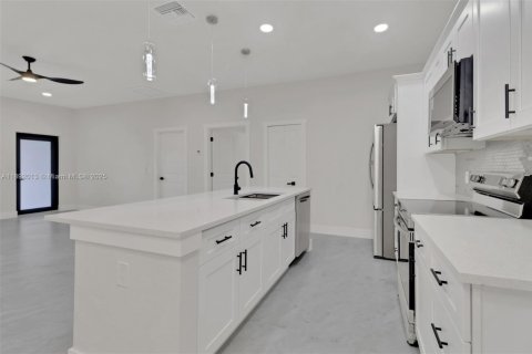 Propiedad comercial en venta en Lehigh Acres, Florida, 221.39 m2 № 1947061 - foto 9