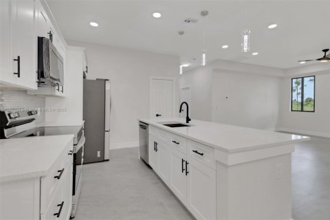 Propiedad comercial en venta en Lehigh Acres, Florida, 221.39 m2 № 1947061 - foto 12