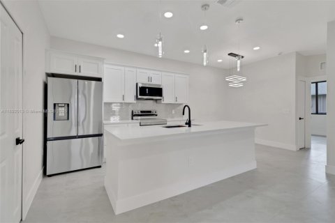 Propiedad comercial en venta en Lehigh Acres, Florida, 221.39 m2 № 1947061 - foto 7