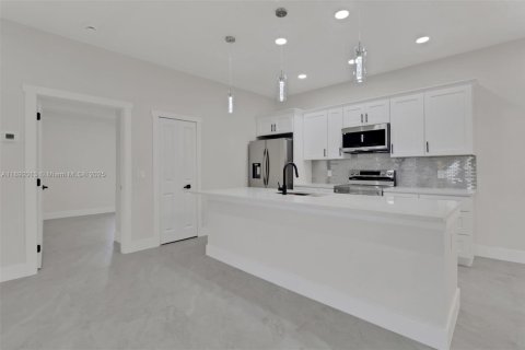 Propiedad comercial en venta en Lehigh Acres, Florida, 221.39 m2 № 1947061 - foto 8