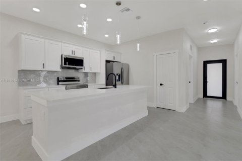 Propiedad comercial en venta en Lehigh Acres, Florida, 221.39 m2 № 1947061 - foto 13