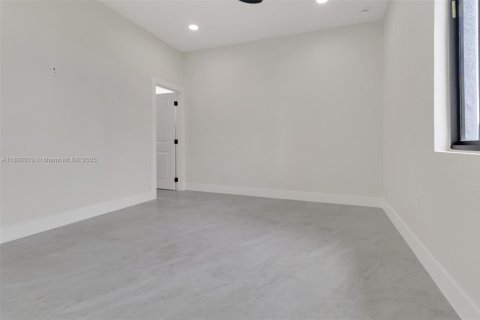 Propiedad comercial en venta en Lehigh Acres, Florida, 221.39 m2 № 1947061 - foto 16