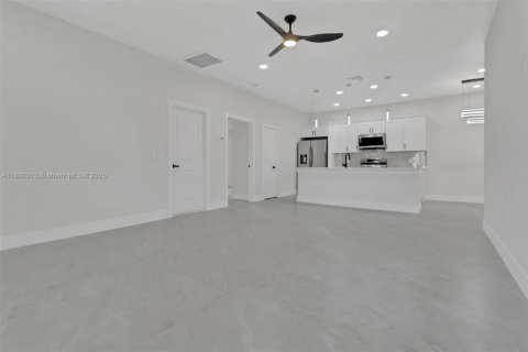 Propiedad comercial en venta en Lehigh Acres, Florida, 221.39 m2 № 1947061 - foto 4