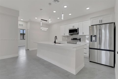 Propiedad comercial en venta en Lehigh Acres, Florida, 221.39 m2 № 1947061 - foto 11