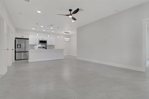 Propiedad comercial en venta en Lehigh Acres, Florida, 221.39 m2 № 1947061 - foto 6