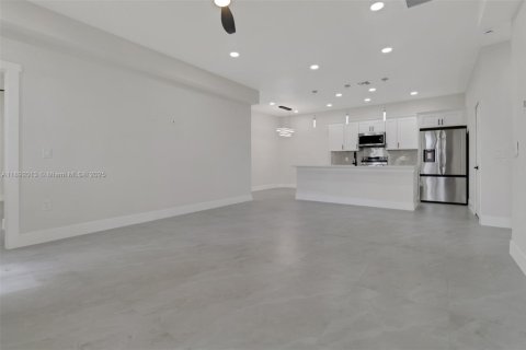Propiedad comercial en venta en Lehigh Acres, Florida, 221.39 m2 № 1947061 - foto 14