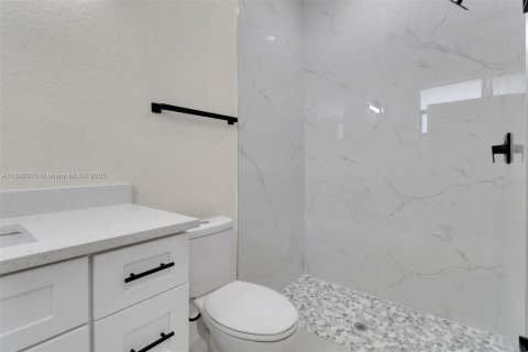 Propiedad comercial en venta en Lehigh Acres, Florida, 221.39 m2 № 1947061 - foto 30