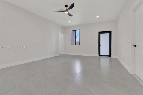 Propiedad comercial en venta en Lehigh Acres, Florida, 221.39 m2 № 1947061 - foto 3