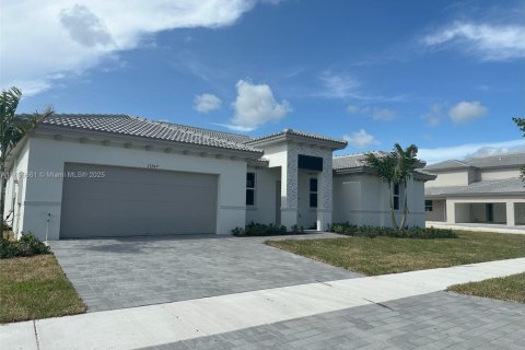 House in Miami, Florida 4 bedrooms № 1952725 - photo 1