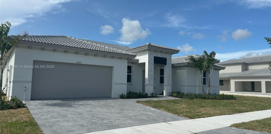 House in Miami, Florida 4 bedrooms № 1952725