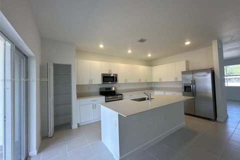House in Miami, Florida 4 bedrooms № 1952725 - photo 2