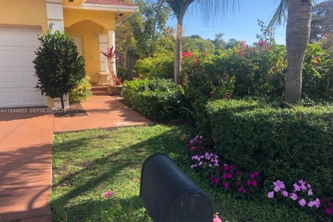 Casa en alquiler en Hallandale Beach, Florida, 3 dormitorios, 157.93 m2 № 1992846 - foto 2