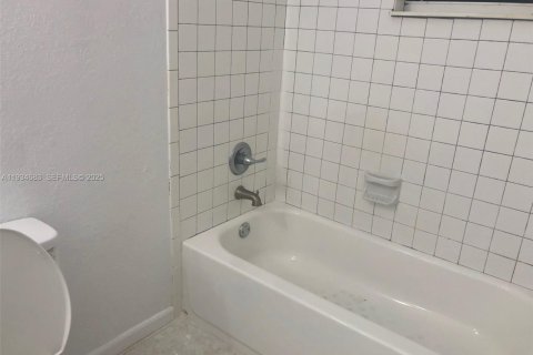 Casa en alquiler en Hallandale Beach, Florida, 3 dormitorios, 157.93 m2 № 1992846 - foto 12