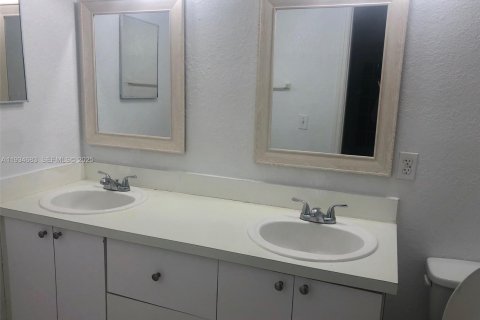 Casa en alquiler en Hallandale Beach, Florida, 3 dormitorios, 157.93 m2 № 1992846 - foto 11