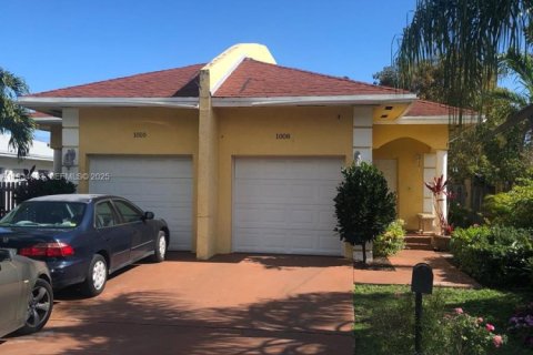 Casa en alquiler en Hallandale Beach, Florida, 3 dormitorios, 157.93 m2 № 1992846 - foto 1