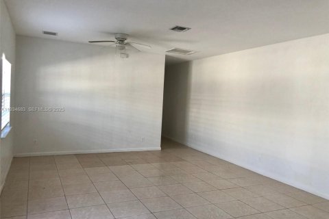 Casa en alquiler en Hallandale Beach, Florida, 3 dormitorios, 157.93 m2 № 1992846 - foto 8