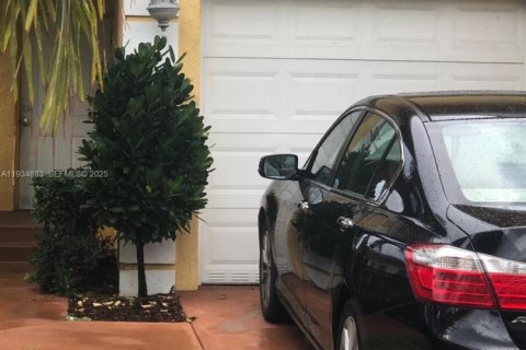 Casa en alquiler en Hallandale Beach, Florida, 3 dormitorios, 157.93 m2 № 1992846 - foto 3