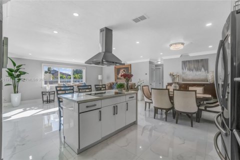 Villa ou maison à vendre à Miami, Floride: 5 chambres, 261.61 m2 № 1986448 - photo 8