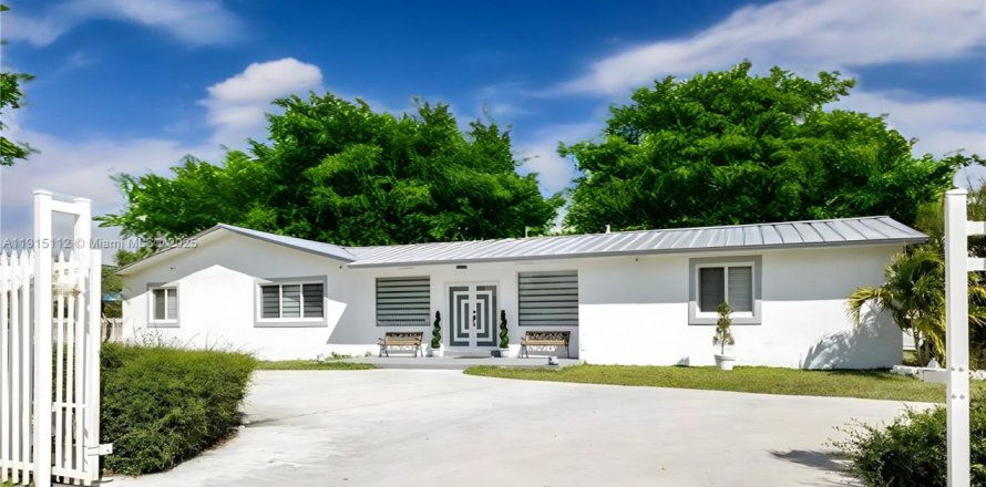 Дом в Майами, Флорида 5 спален, 261.61м2 № 1986448