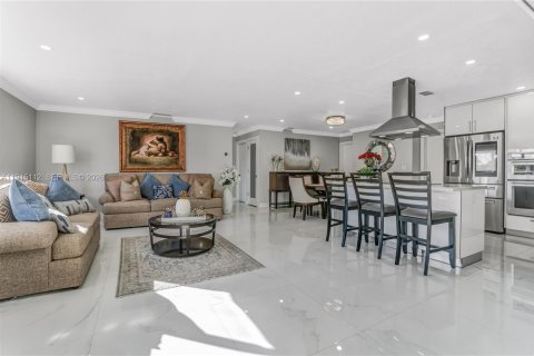 Villa ou maison à vendre à Miami, Floride: 5 chambres, 261.61 m2 № 1986448 - photo 24