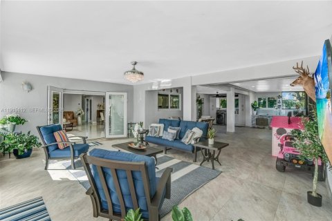 Villa ou maison à vendre à Miami, Floride: 5 chambres, 261.61 m2 № 1986448 - photo 22